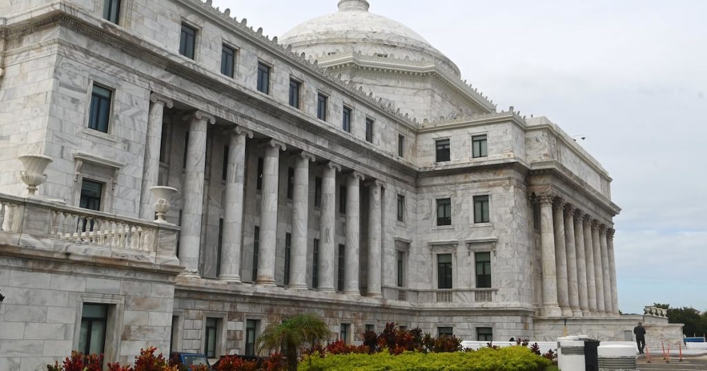 They evaluate measures aimed at modernizing government services [Spanish]