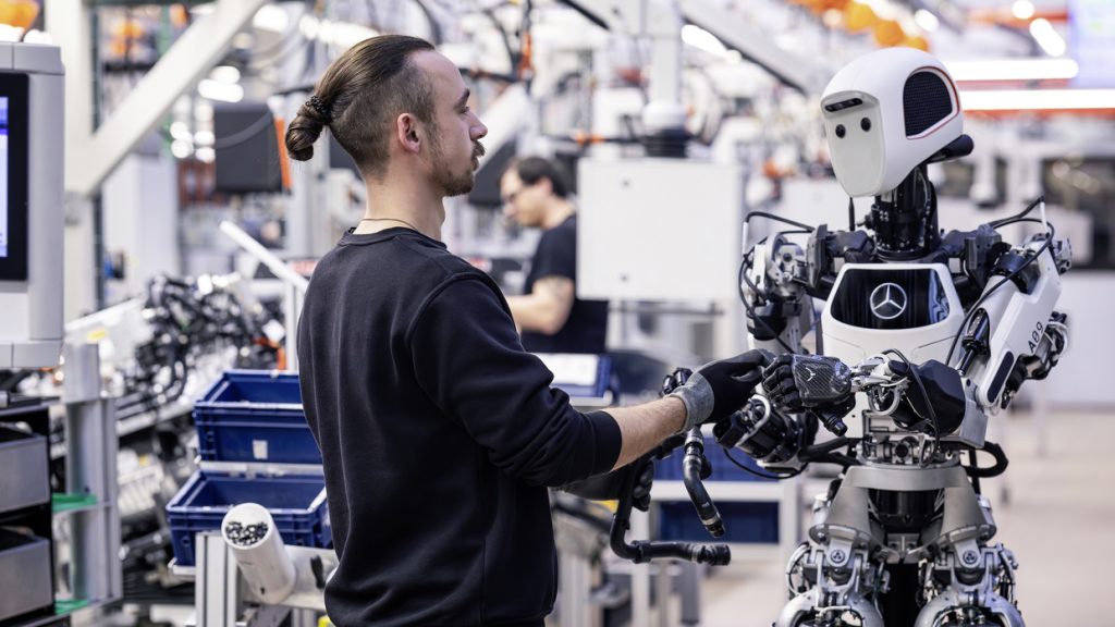 Mercedes-Benz trials AI and humanoid robots at Berlin factory [English]