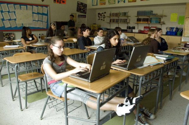 Lawmakers weigh benefits of artificial intelligence in classrooms [English]