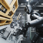 Humanoid robots are already helping in factories. For now, they take care of the heaviest work. [Spanish]