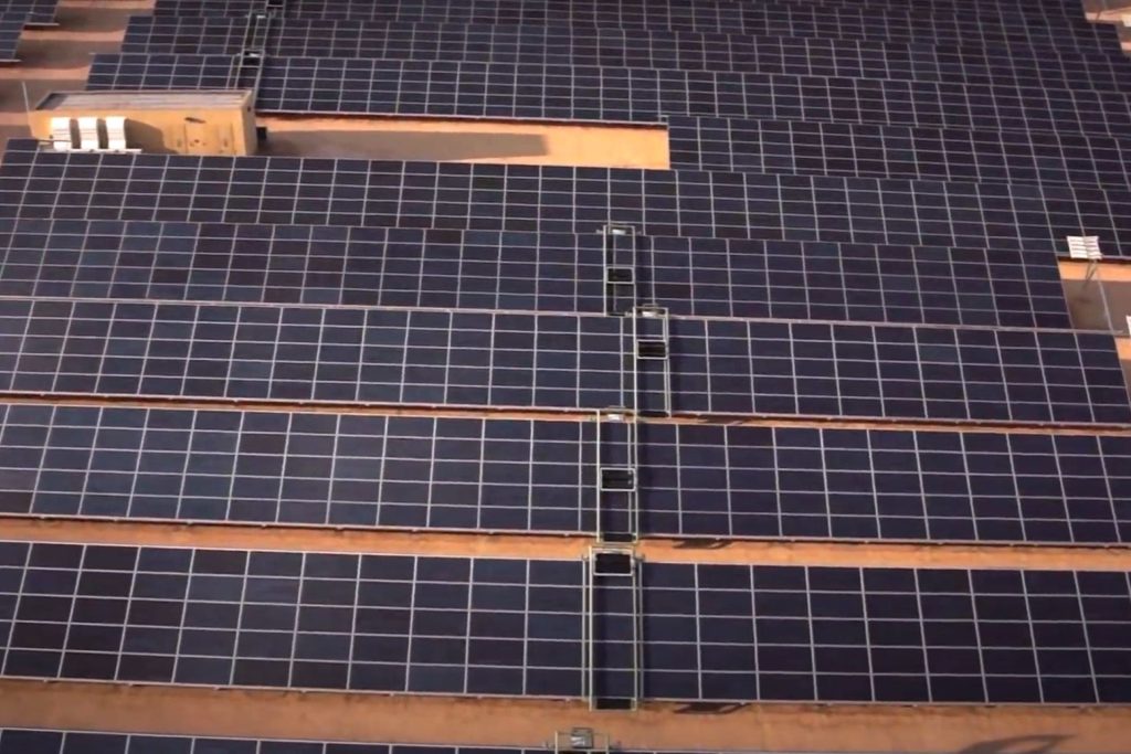Company launches fleet of robots transforming solar panel maintenance — here’s how they work [English]