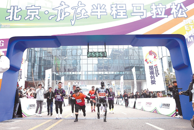 The world’s first humanoid robot marathon competition is held today in Beijing. [Korean]