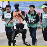 Humans and Robots Race in the Half Marathon Race China History | Newstrack Hindi News | Humans and Robots Race: China has made history... where humans and robots raced in the half marathon, find out who came out on top | News Track in Hindi [Hindi]