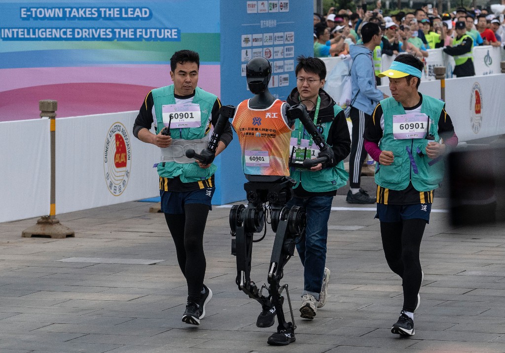 Robots Race Humans For 1st Time In World Debut Of Humanoid Half-marathon – Beritaja [English]