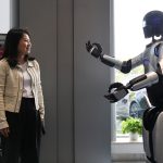 Study: How the Gender and Voice of Robots Can Influence Human Decisions [Arabic]